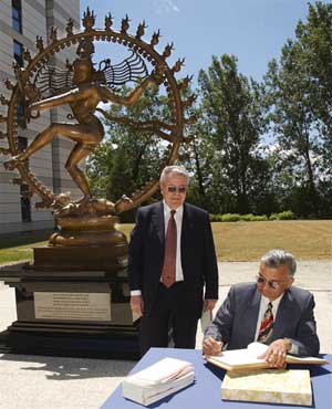 La statue de "Nataraja, le Danseur cosmique", Dr. Aymar, DG du CERN, Dr. Anil Kakodkar, Président du Commissariat indien à l'énergie atomique et membre du gouvernement indien.