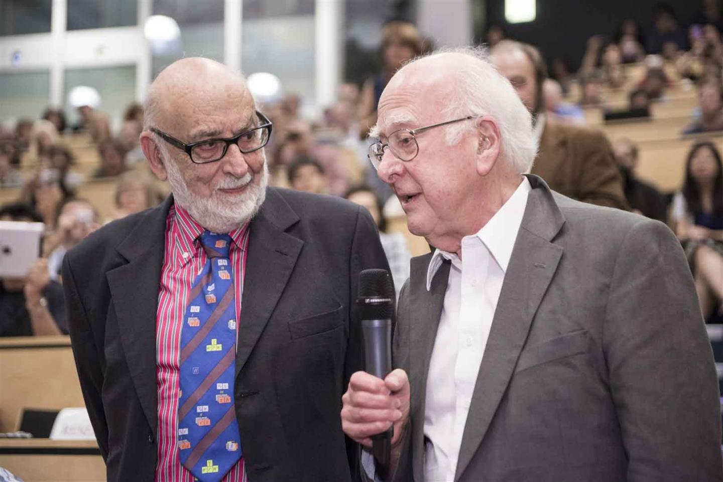 Le CERN félicite Englert et Higgs, lauréats du prix Nobel 