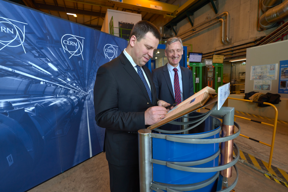Prime Minister of Estonia visits CERN 