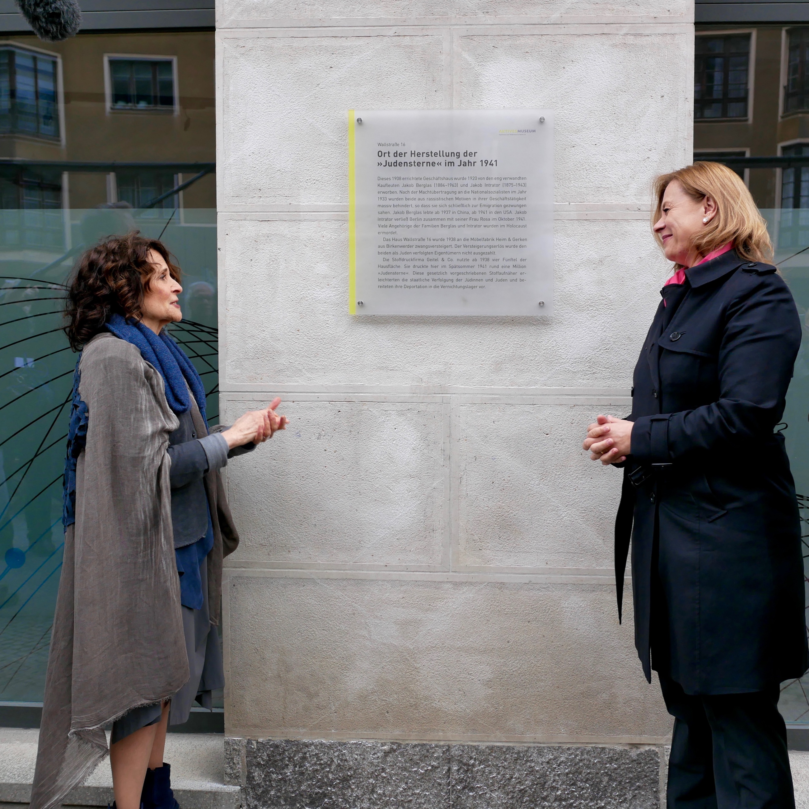 Joanne Intrator, granddaughter of  Jakob Intrator, and Charlotte Warakaulle, CERN's Director for International Relations, in front of the commemorative plaque the history of the building at Number 16 Wallstrasse in Berlin.