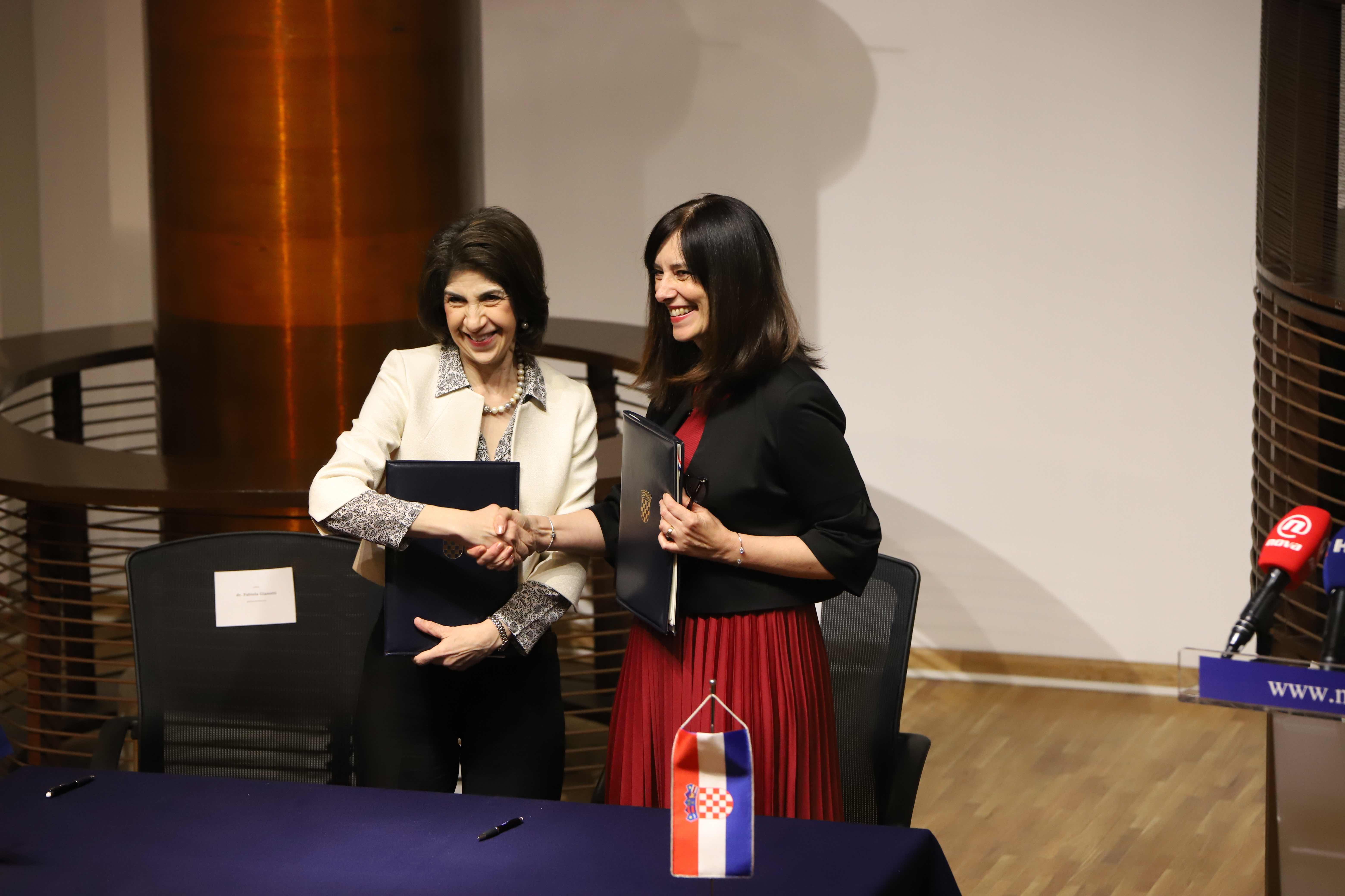 Fabiola Gianotti, CERN Director-General, and Blaženka Divjak, Minister of Science and Education of the Republic of Croatia, signed an Agreement admitting Croatia as an Associate Member of CERN