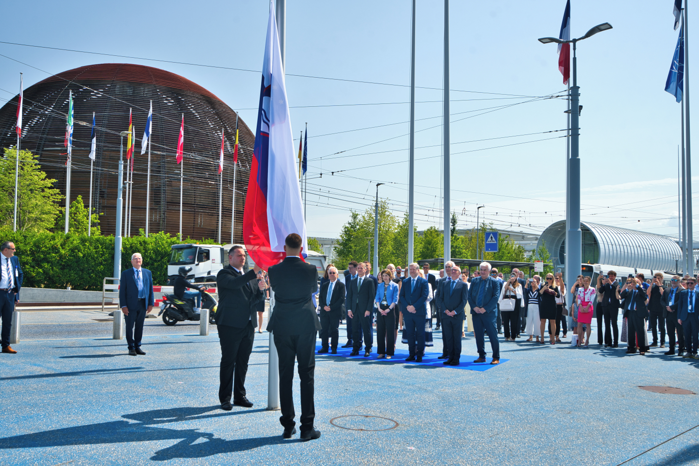 Raising of the Slovanian flag, in presence of the President of the CERN Council, Costas Fountas, the Prime Minister of Slovenia, Robert Golob, the CERN Director-General, Fabiola Gianotti, the Minister of Higher Education, Science and Innovation of Slovenia Igor Papič, and the CERN Director-General designate Mark Thomson (image: CERN)