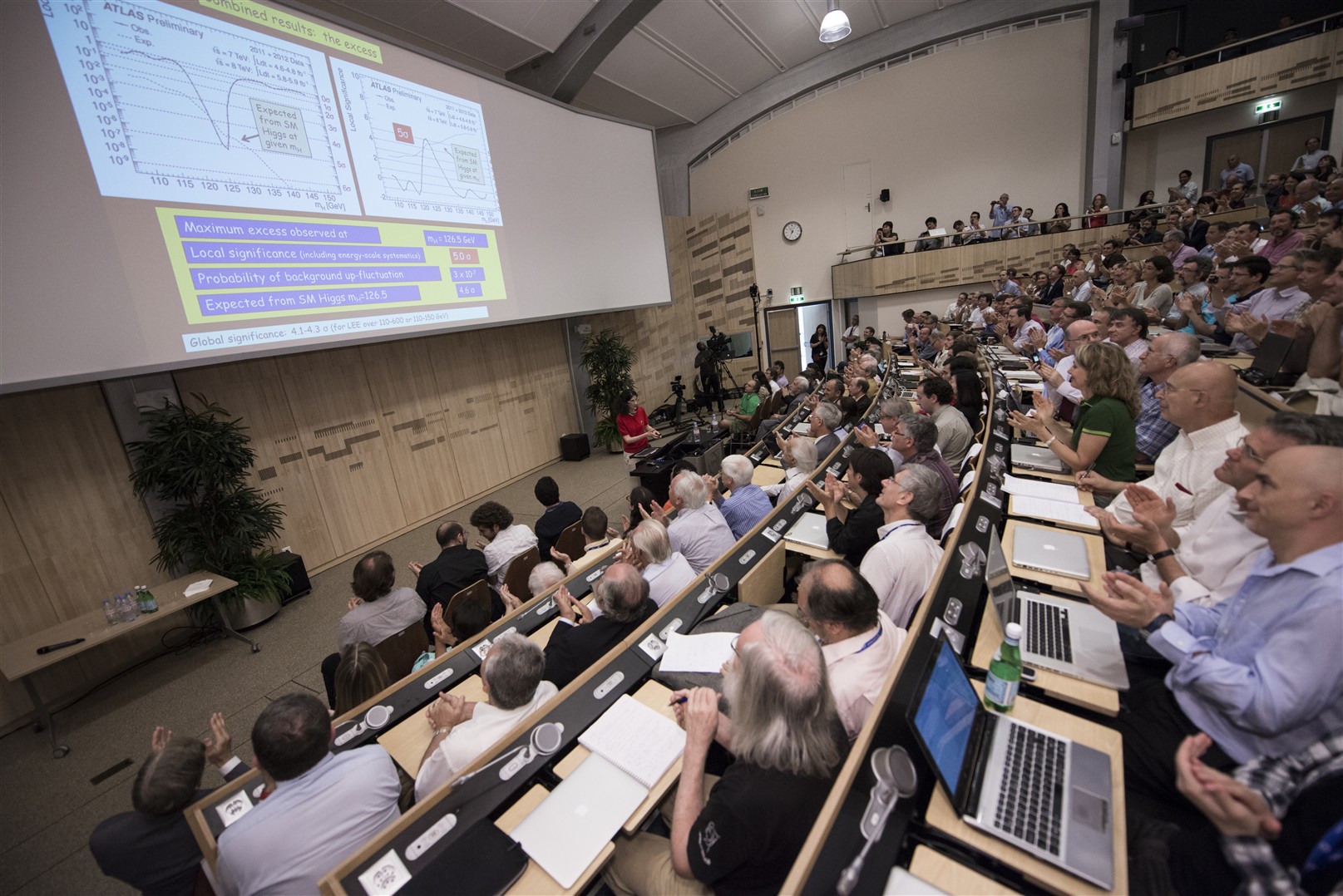 Femme s'adressant à une foule nombreuse dans un auditorium